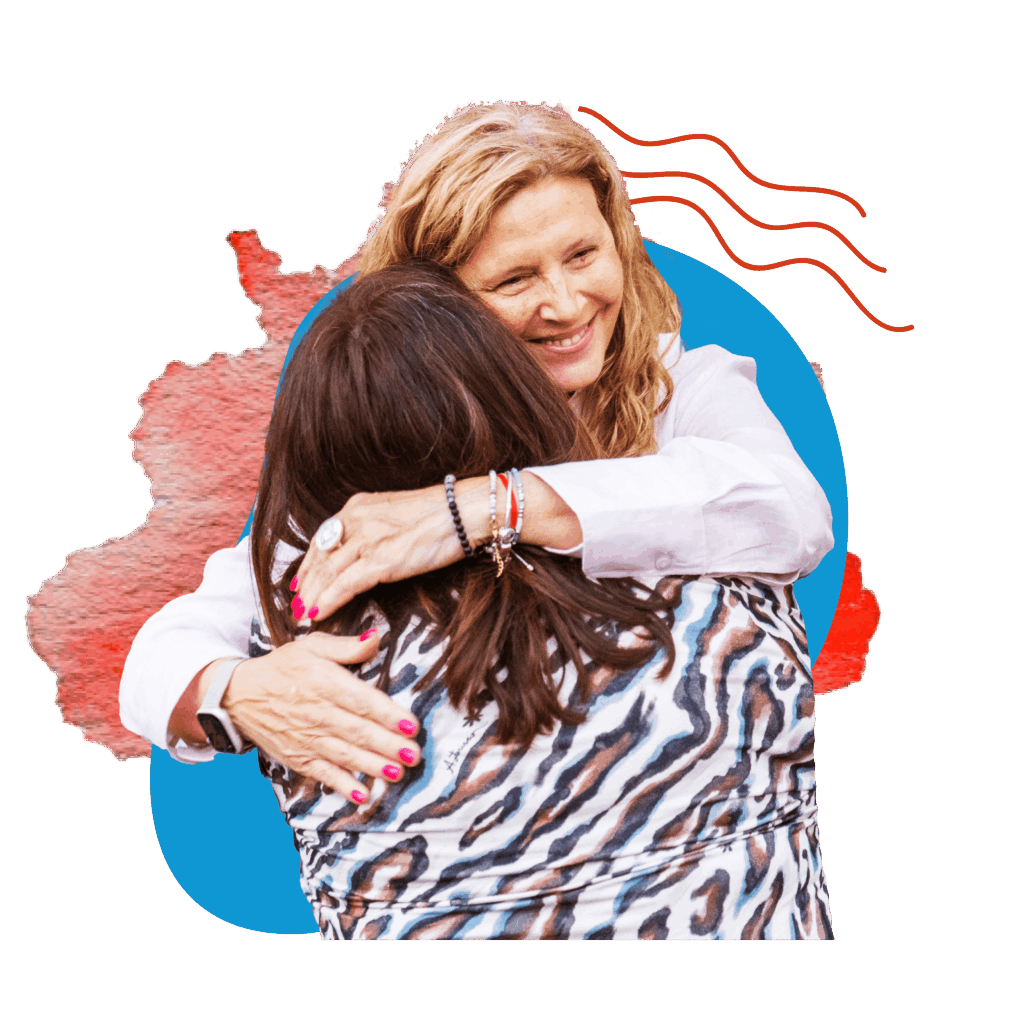 Gabriela Pedrali abrazando a una mujer